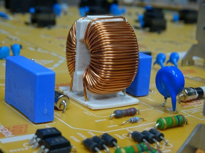 Electronic components and electrical technology